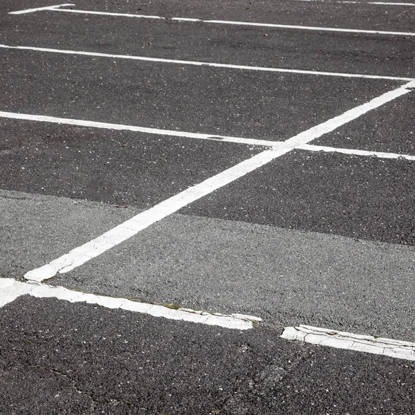 道路マーキングのアスファルトで舗装された駐車場に — ストック写真