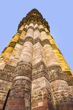 Kutub Minar, Delhi, dünyanın en yüksek tuğlası 72 metrede 1193 ile 1386 yılları arasında inşa edilmiş minare.