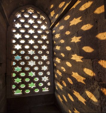 Qutb minar, delhi, oymalar pencere kumtaşı içinde kalıp gökyüzünün yıldızları ile verir
