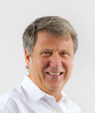 mutlu görünümlü bir adam portresi