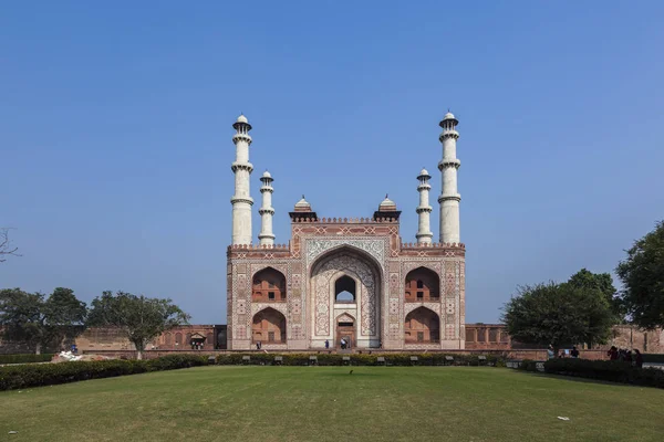 著名的 Akbars 墓在阿格拉蓝天下 — 图库照片