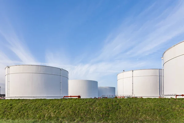 Białe Zbiorniki Benzynę Olej Gospodarstwie Zbiornikowym Niebieskim Niebem — Zdjęcie stockowe