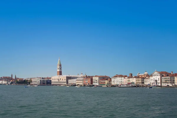 Panorama Benátek Pod Modrou Oblohou — Stock fotografie