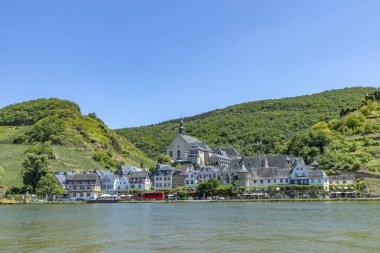köy Beilstein Moselle Vadisi'nde doğal görünümüne