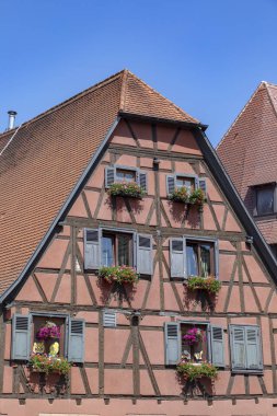 Selestat, Fransa, Alsace'deki / daki eski yarı ahşap ev cephe
