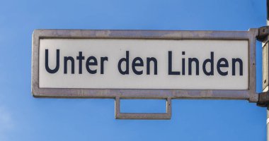 Adı altında mavi gökyüzü altında Berlin (Unter den Linden) ıhlamur ağacı ile sokak tabelası