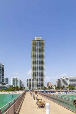 Sunny Isles Beach, Miami mavi gökyüzü altında gökdelen ile sahil şeridi göster