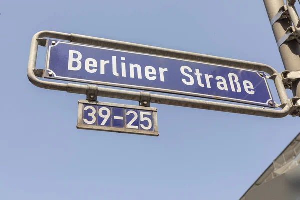 蓝色天空下的法兰克福街头标志柏林街 — 图库照片