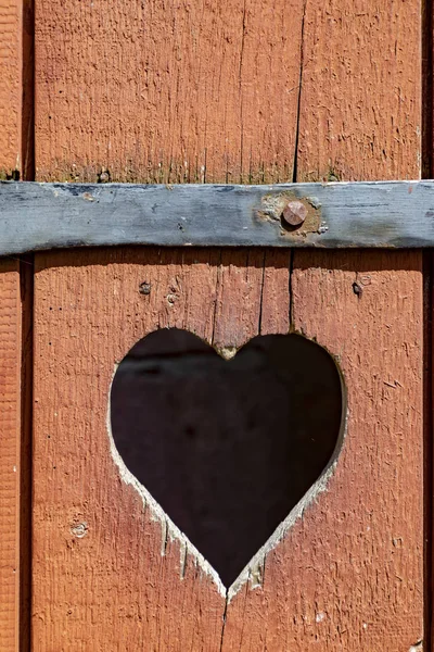Aşk Sembolü Olarak Ahşap Bir Kapı Kalbinde — Stok fotoğraf