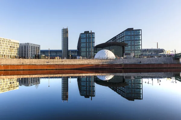 Vista Manhã Estação Central Com Reflexão Rio Spree Berlim Alemanha — Fotografia de Stock