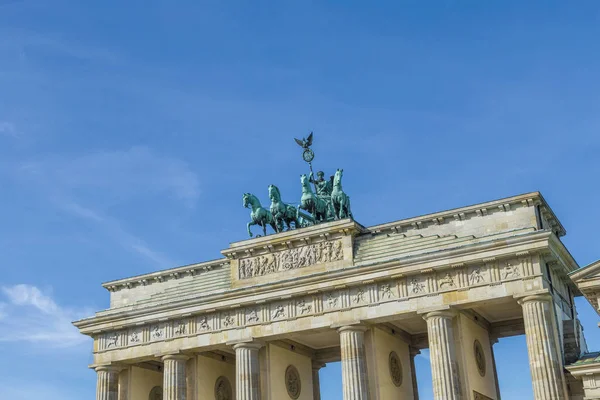 勃兰登堡门与 Quadriga 在柏林在蓝天下 — 图库照片