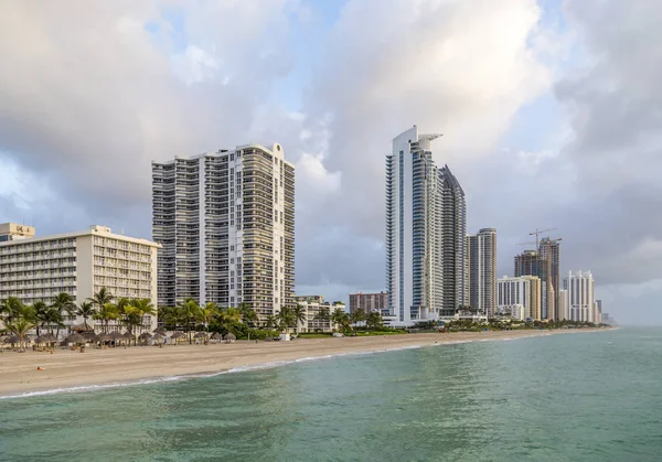 Vista Mattutina Sulla Spiaggia Con Grattacielo Sunny Island Beach Miami — Foto Stock