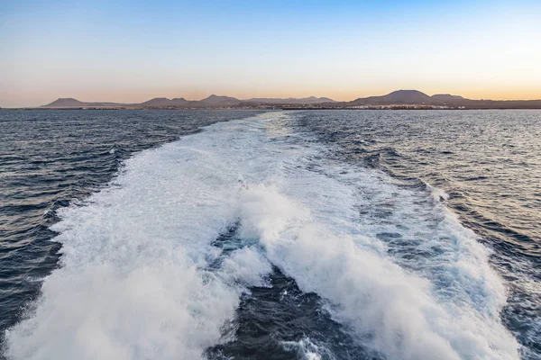 Spume Navio Ferry Com Skyline Lanzarote Fundo Por Sol — Fotografia de Stock