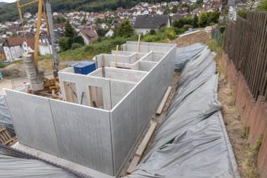 Aile bir evin duvarları kullanıma hazır ile bitmemiş şantiye