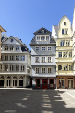 Frankfurt neue Altstadt mavi gökyüzü altında eski şehir yeniden
