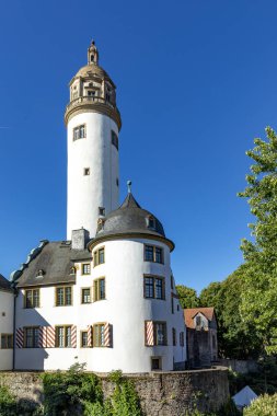 Frankfurt 'taki ünlü Hoechster Schlossturm mavi gökyüzünün altında