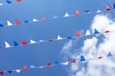 bayrak Fransa mavi, beyaz ve mavi gökyüzü arka plan üzerinde kırmızı renkli tricolor bayrak var