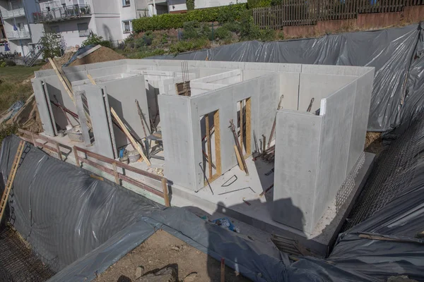 Sitio Construcción Inacabado Una Casa Familiar Con Paredes Listas Para —  Fotos de Stock