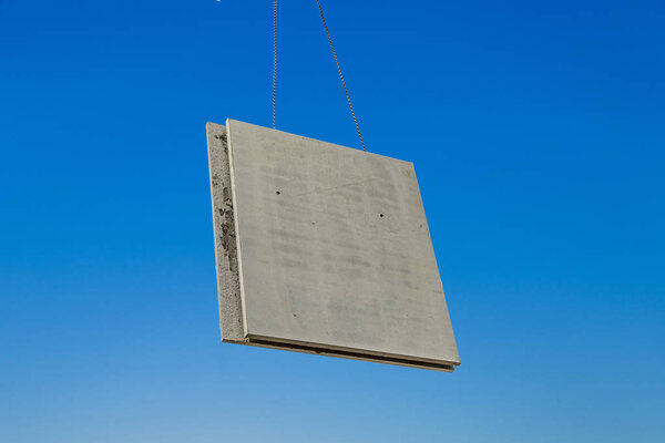 сборная стена размещается на строительной площадке с помощью огромного крана
