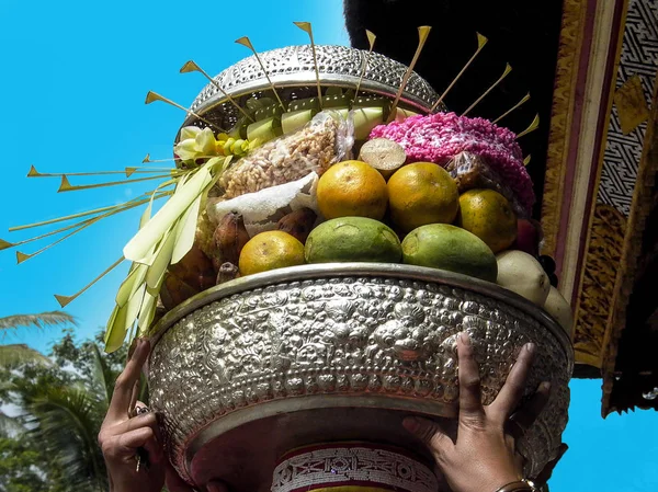 蓝色天空下的巴厘岛印度教仪式上的捐款 — 图库照片