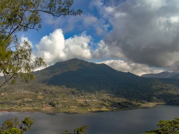Вид Озеро Тамблинган Небольшой Деревней Бали Индонезия — стоковое фото