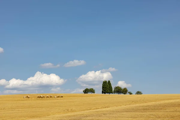 Landsbygdens Landskap Med Fältet Efter Skörd Och Bale Halm Blå — Stockfoto