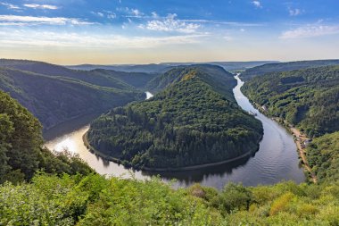 Eşsiz peyzaj ve dönüm noktası bakış açısıyla Saar nehir bend Almanya Saarland