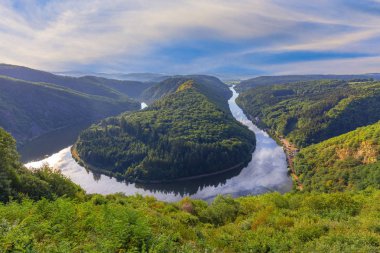 Eşsiz peyzaj ve dönüm noktası bakış açısıyla Saar nehir bend Almanya Saarland