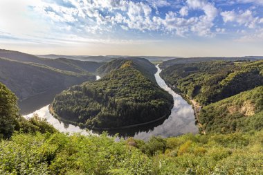 Eşsiz peyzaj ve dönüm noktası bakış açısıyla Saar nehir bend Almanya Saarland