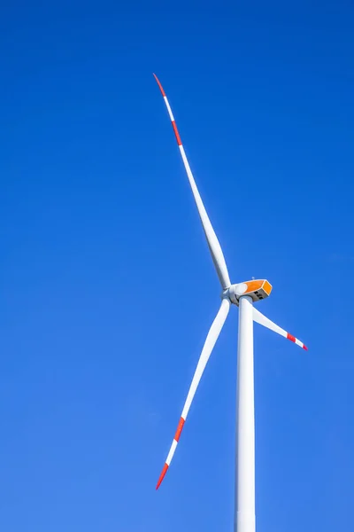 Turbina Eolica Sotto Cielo Blu Chiaro — Foto Stock