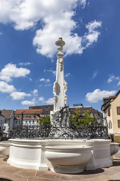 Famosa Fontana Bianca Piazza San Giovanni Mercato Nel Cuore Saarbruecken — Foto Stock