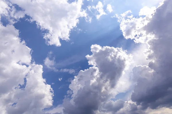 Cloudscape Błękitne Niebo Jasne Słońce Świeci — Zdjęcie stockowe