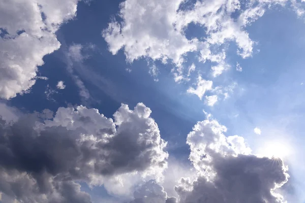 Cloudscape Met Blauwe Lucht Helder Stralende Zon — Stockfoto