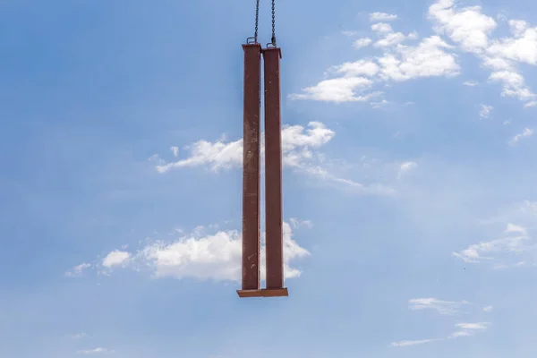 Eisenstange Einem Kran Unter Blauem Himmel Auf Der Baustelle — Stockfoto