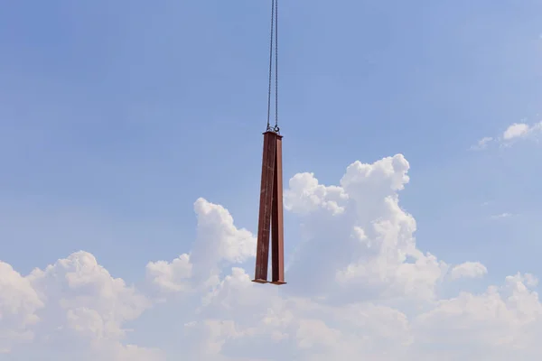 Varilla Hierro Una Grúa Bajo Cielo Azul Sitio Construcción — Foto de Stock