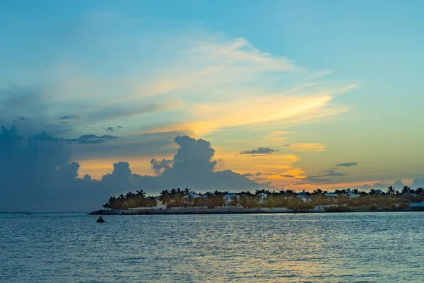 Puesta Sol Key West Con Vista Isla Espectaculares Nubes — Foto de Stock