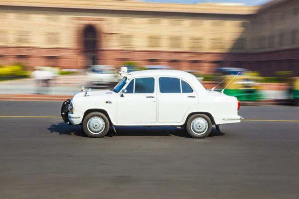 印度驻华大使汽车在北街区外驾车 在新德里的秘书处大楼 — 图库照片