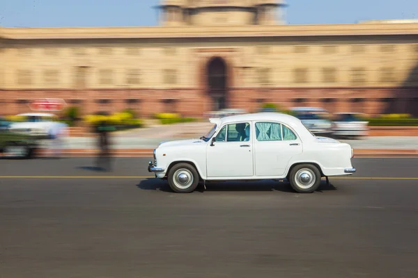 印度驻华大使汽车在北街区外驾车 在新德里的秘书处大楼 — 图库照片