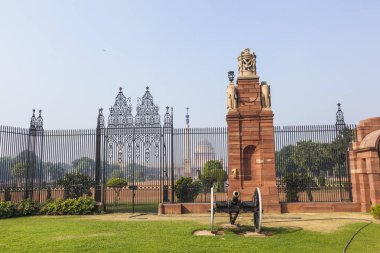 Rashtrapati Bhavan (Hint İngiliz egemenliği altında iken eski Vali evi) girişinde savaş topu. Büyük imparatorluk bina. Yeni Delhi, Hindistan