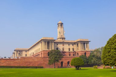 Kuzey bloğunda Yeni Delhi, Hindistan'ın başkenti mavi gökyüzü altında Sekreterliği Binası