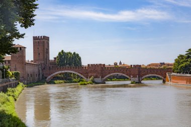 tarihi Roma Köprüsü nehir adige Verona yayılan