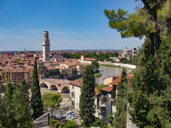Verona Panoraması Eski Kubbe Eski Roma Köprüsü Ile Nehri Manzaralı — Stok fotoğraf