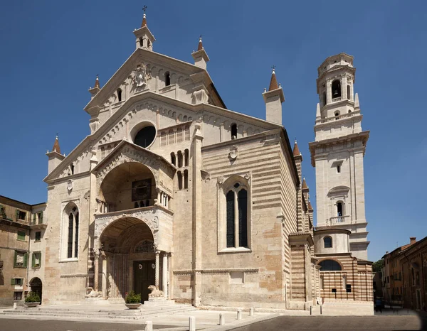 Gevel Van Katholieke Middeleeuwen Romaanse Kathedraal Verona Stad Van Romeo — Stockfoto