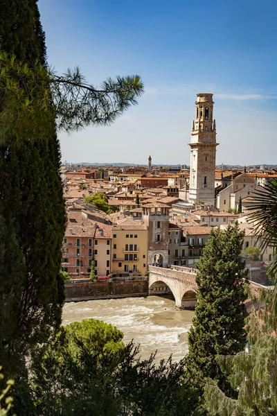 Verona Panoraması Eski Kubbe Eski Roma Köprüsü Ile Nehri Manzaralı — Stok fotoğraf