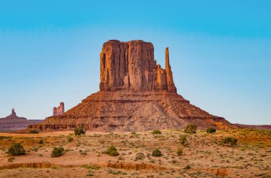 Monument Valley ile Batı Mittens Butte mavi gökyüzü altında
