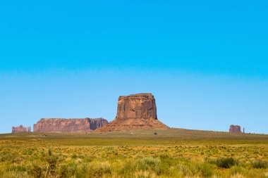 Mavi gökyüzünün altındaki Anıt Vadisi 'nde dev kumtaşı oluşumu