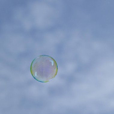 mavi gökyüzünde uçan soapbubbles