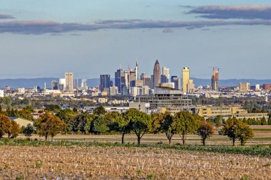 Skyline frankfurt Taunus alanından görülen günbatımı içinde. Skyline frankfurt Taunus alanından görülen günbatımı.