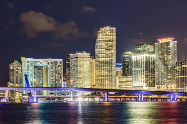 Miami şehir manzarası panorama ile kentsel gökdelenler ve köprüden denize ile yansıma alacakaranlıkta