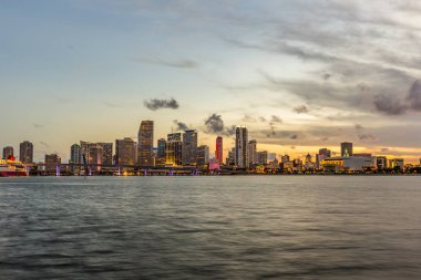 Miami City gökdelenleri ile alacakaranlıkta gökyüzü manzarası